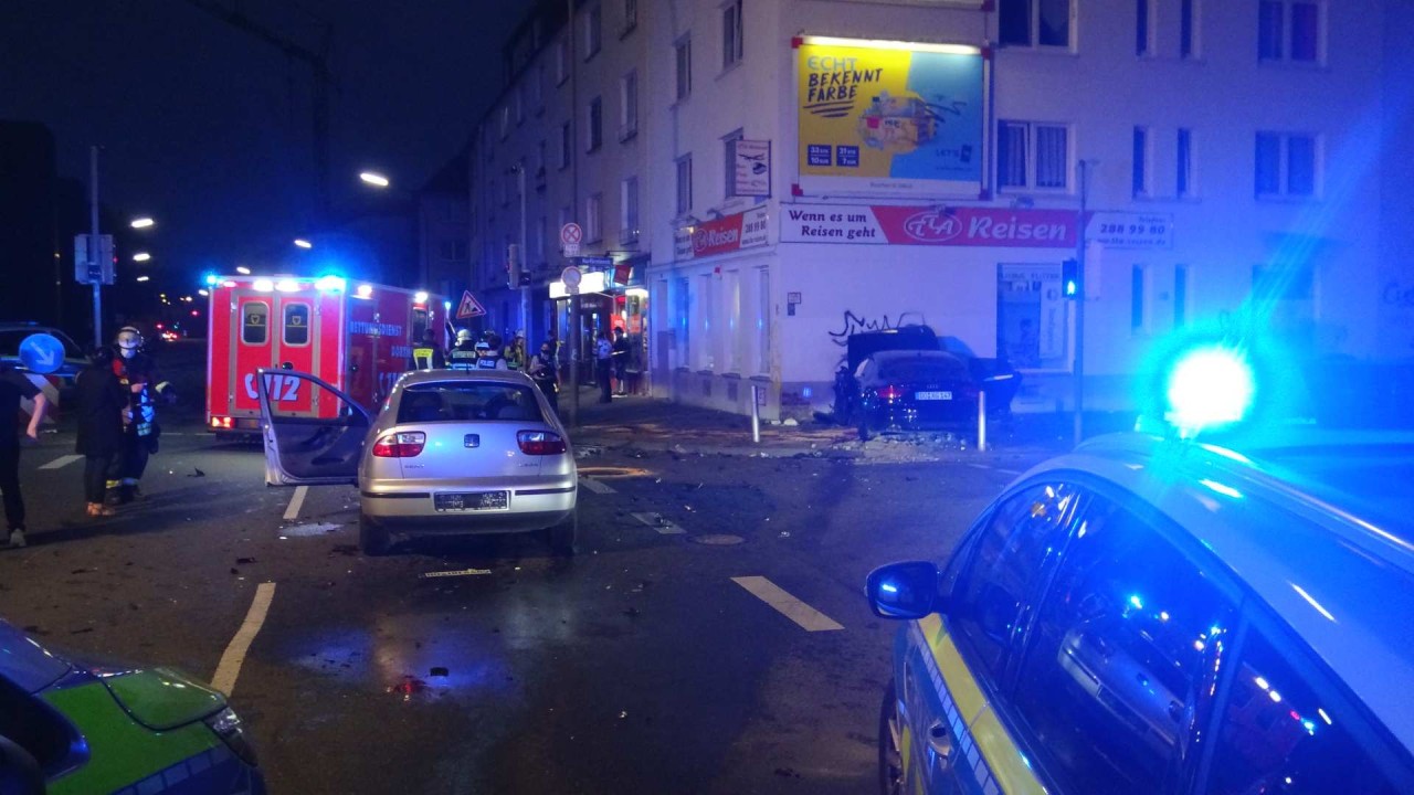 Heftiger Unfall in Dortmund! Ein Auto krachte dabei in eine Wand.