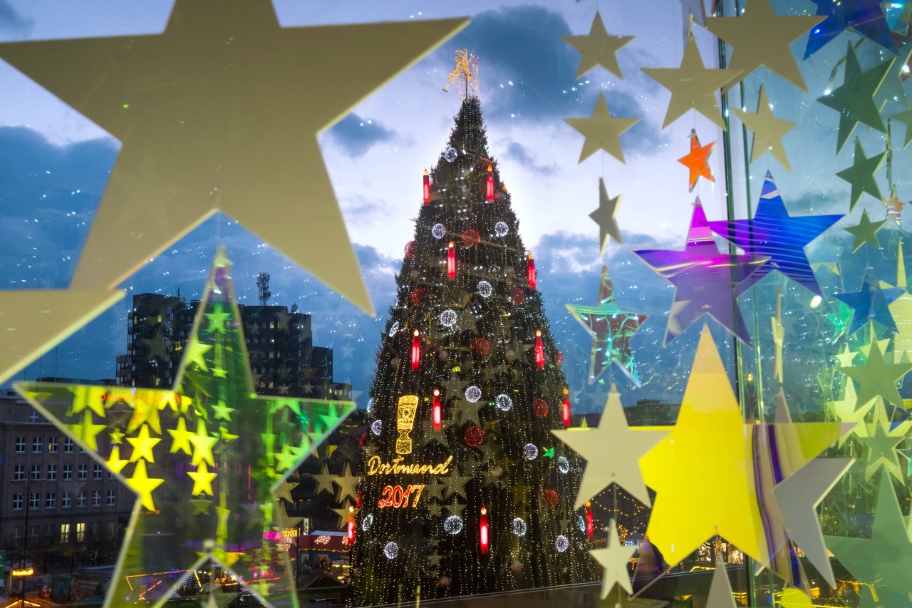 Der Dortmunder Weihnachtsmarkt hat den größten Baum der Welt. 