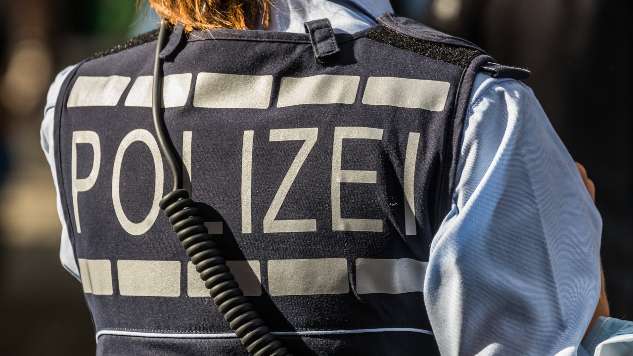 In Dortmund müssen Polizisten nach einer Demo zwei Teilnehmer vor Angriffen retten. (Symbolbild)