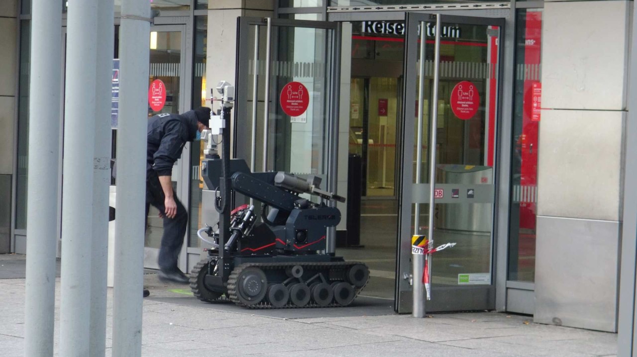 Dortmund: Die Polizei schickt einen Bombenräum-Roboter in den Bahnhof.