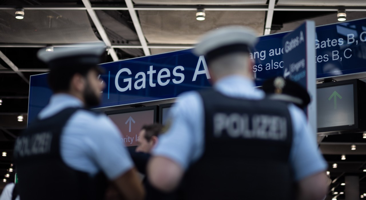 Düsseldorf Flughafen: Kurzfristige Sperrung der Landebahn! Polizei sucht nach Übeltäter. (Symbolbild)