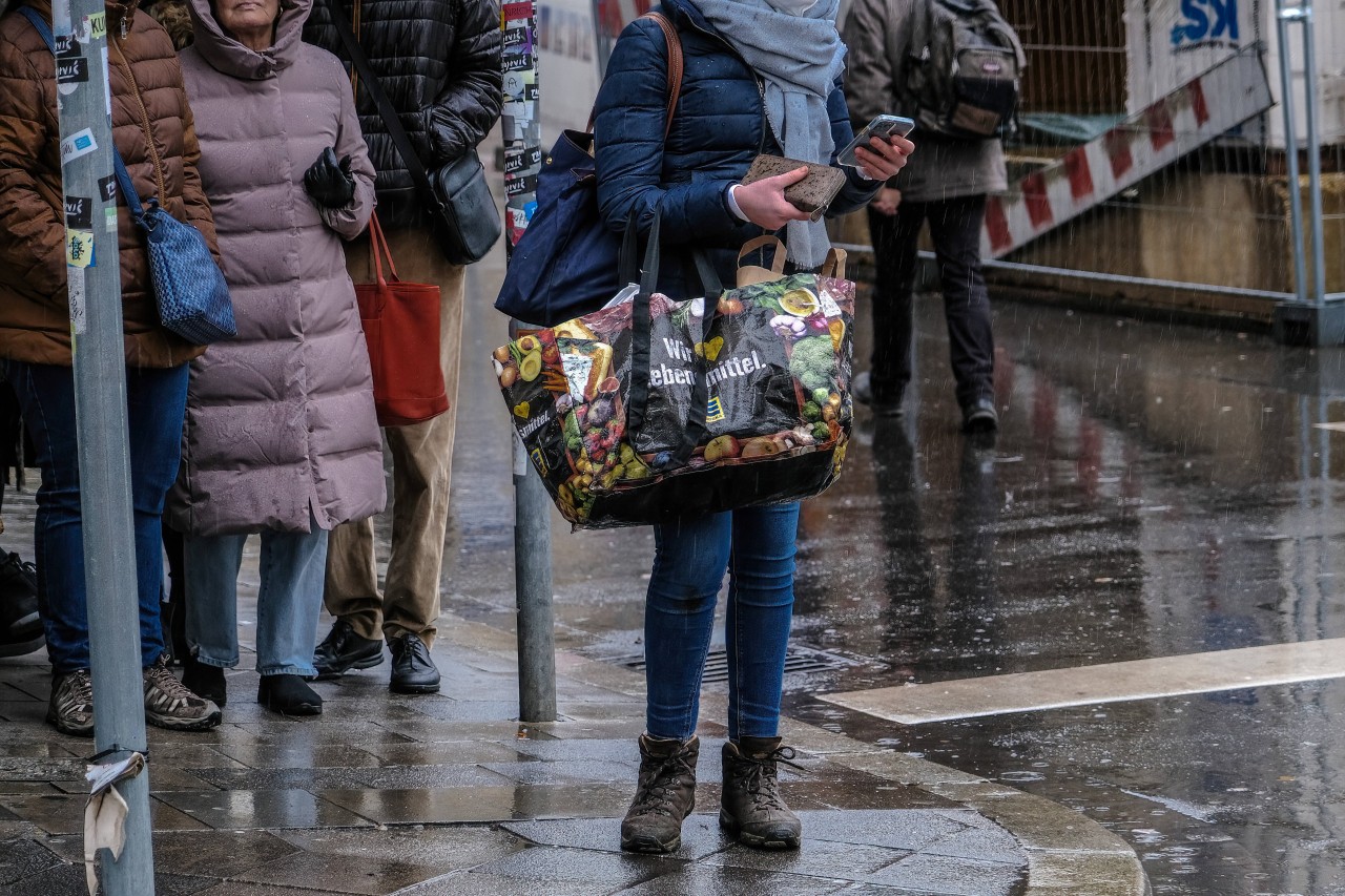 Menschen auf der Straße im regnerischen Düsseldorf (NRW)