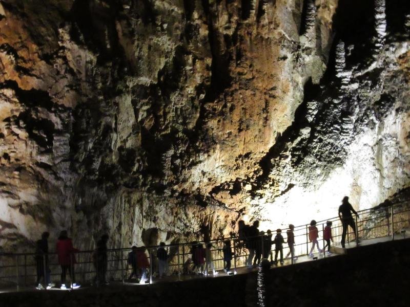 Düster und recht frisch ist es in der größten Schauhöhle der Welt: Die Dimensionen der Grotta Gigante sind gewaltig.