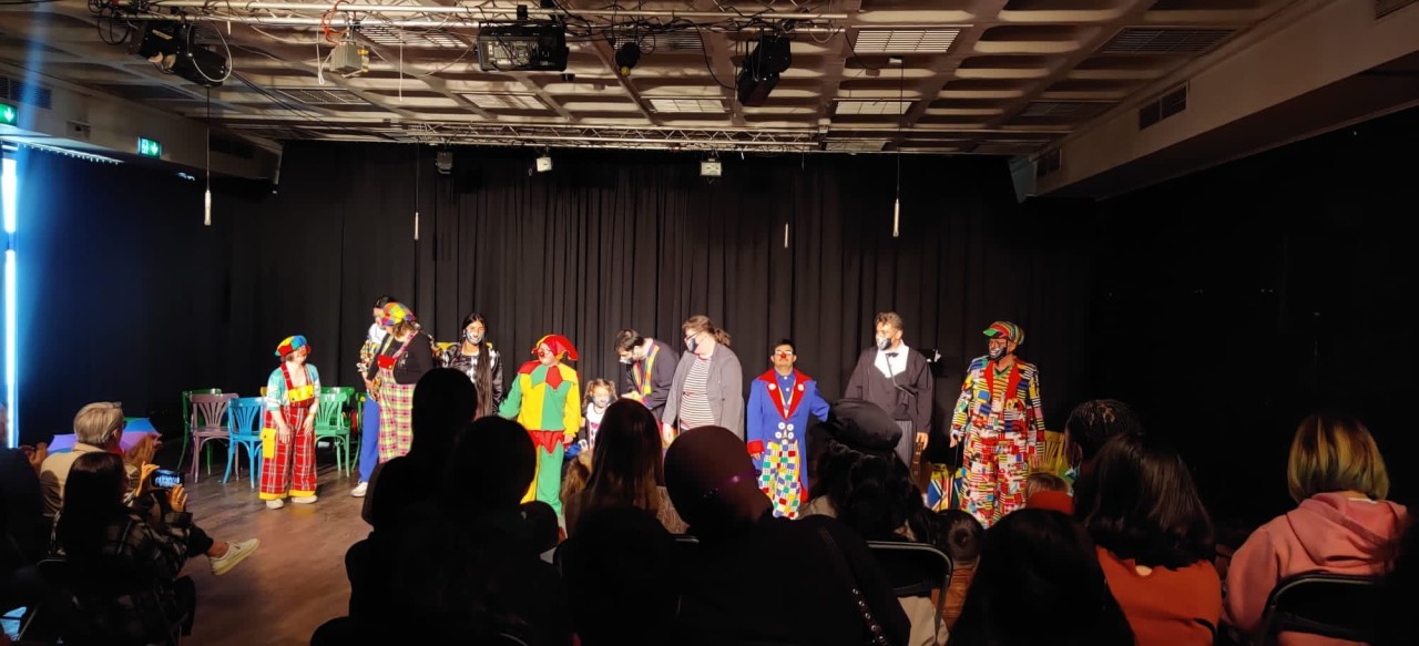 Duisburg: Zum Schluss der Vorführung verbeugen sich die Clowns vor ihrem Publikum.