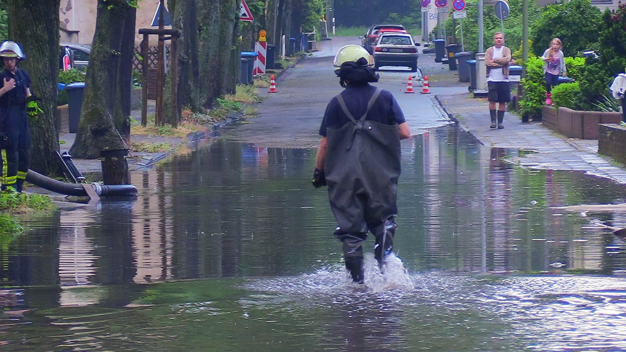 Unwetter in NRW Düsseldorf und Duisburg versinken im Regen DerWesten.de