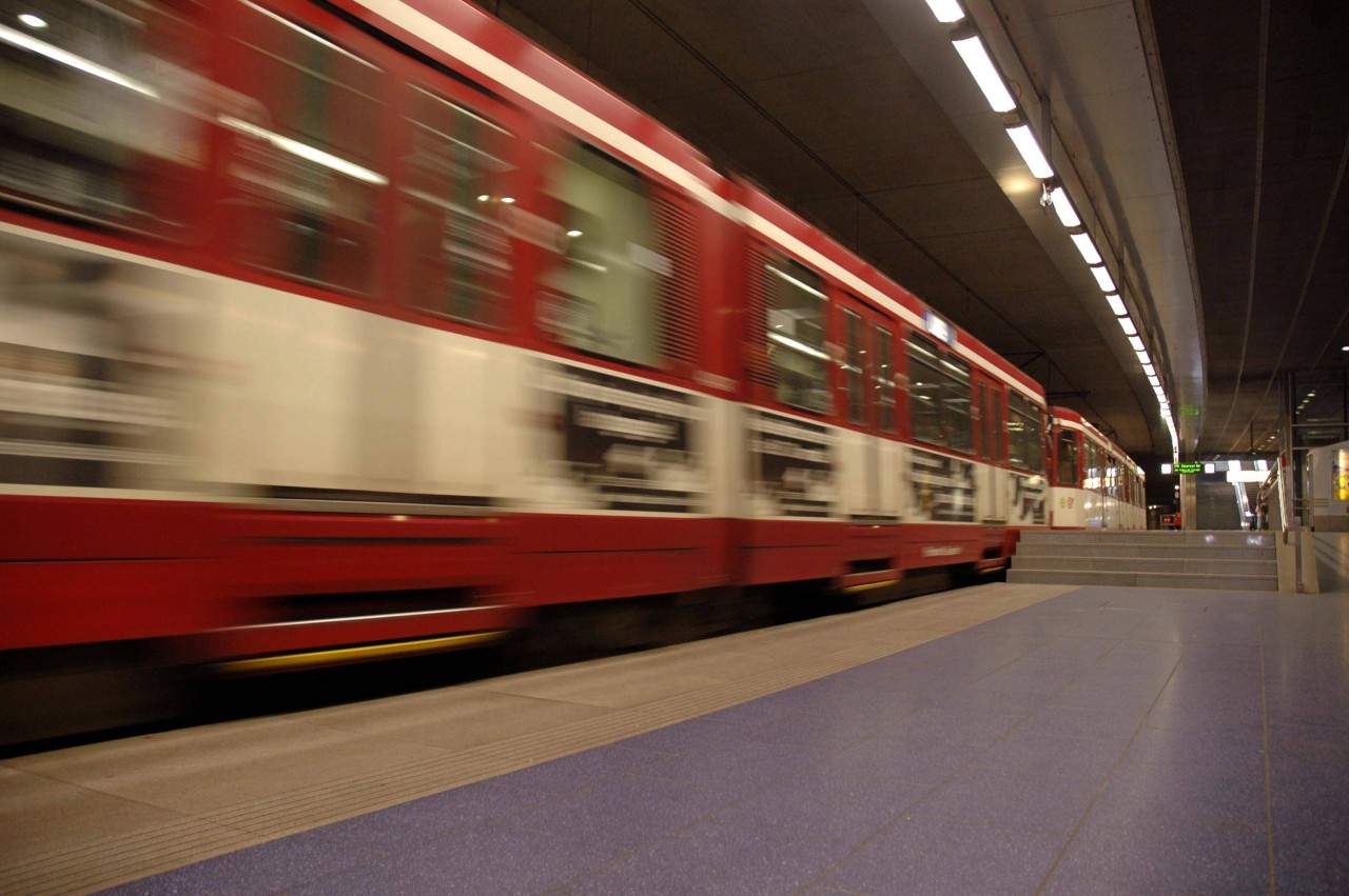 Duisburg: Üble Attacke in U-Bahn! Mädchen werden von Gruppe heftig angegriffen (Symbolfoto). 
