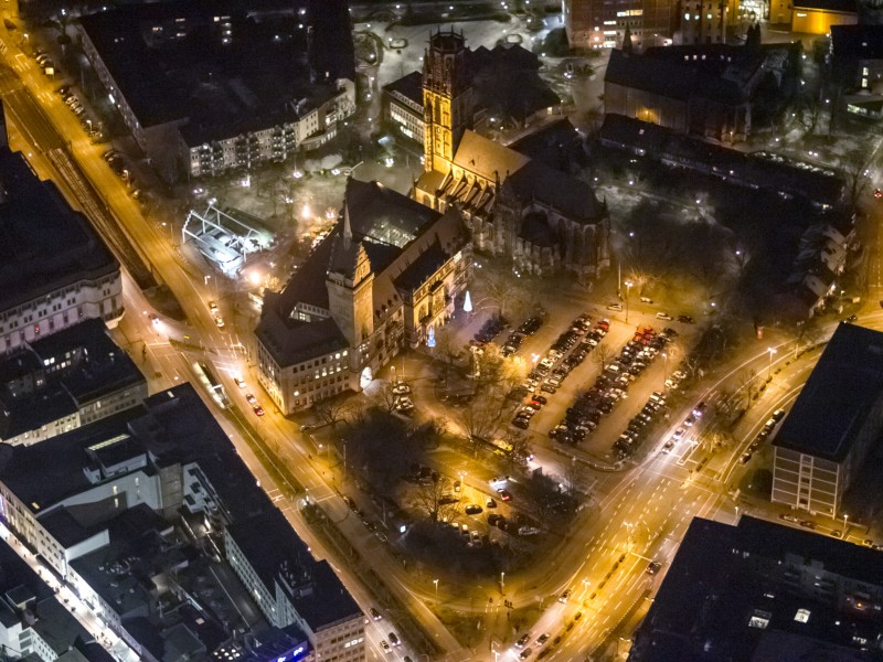 Der Burgplatz mit Rathaus und Salvatorkirche bei Nacht.