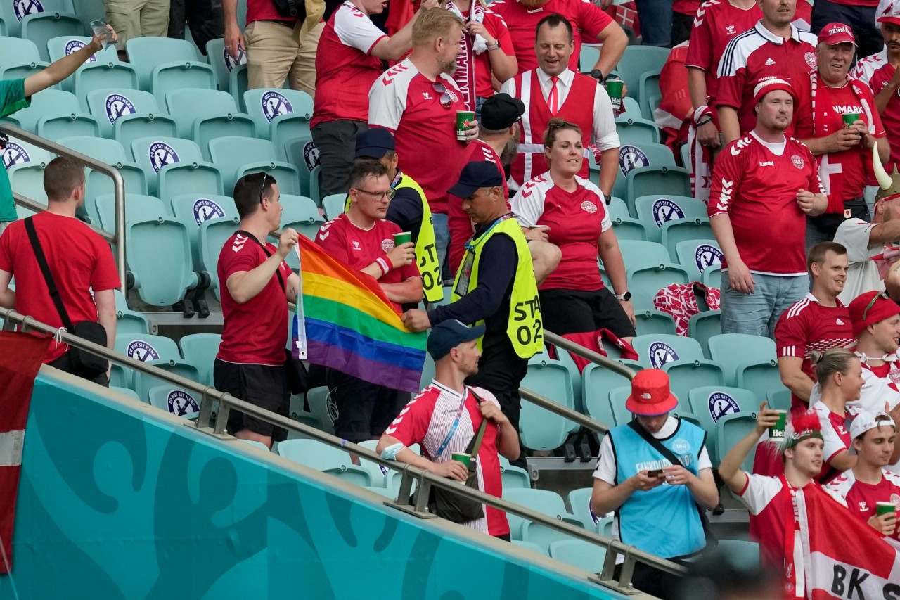 Dänischen Fans wird eine Fahne abgenommen.
