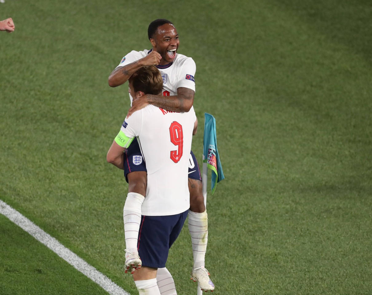 EM 2021: Harry Kane und Raheem Sterling bejubeln den englischen Sieg.