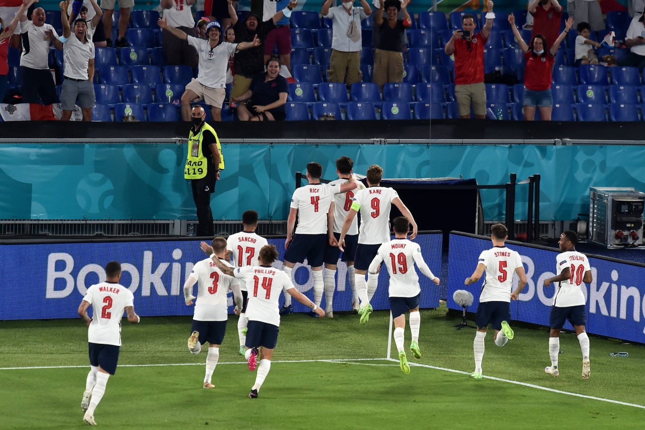Die englischen Spieler jubeln über den Halbfinaleinzug bei der EM 2021.