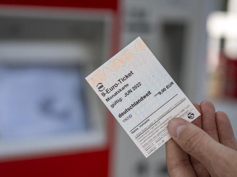Ein 9-Euro-Ticket ist für einen Monat gültig und gilt deutschlandweit im öffentlichen Personennahverkehr.