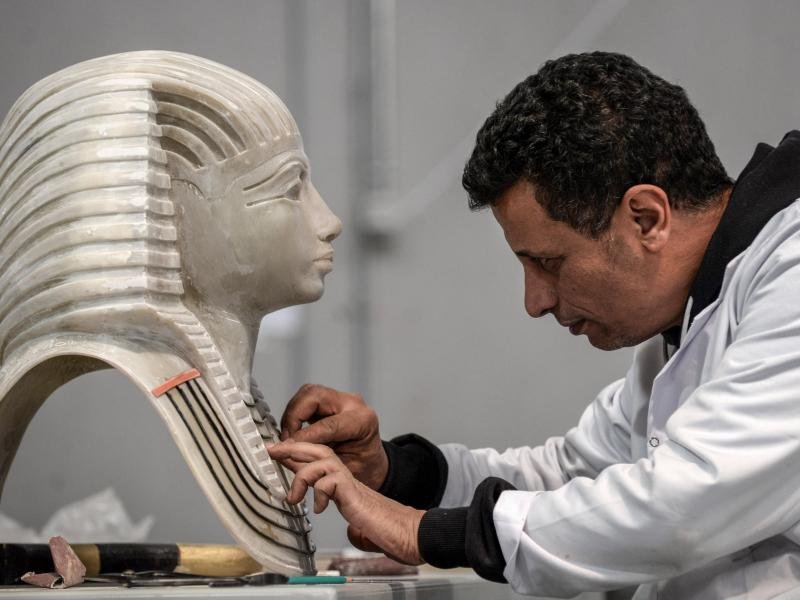 Ein Handwerker arbeitet in der Konouz-Fabrik an der Herstellung einer Modellreplik der altägyptischen Maske des Tutanchamun. Die Fabrik ist die Erste für archäologische Reproduktionen in der Region.