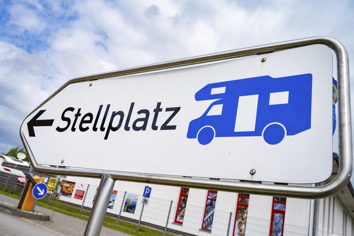 Ein Hinweisschild für Wohnmobile steht mit dem Schriftzug ·Stellplatz· an einem Wohnmobilcampingplatz in Stralsund.