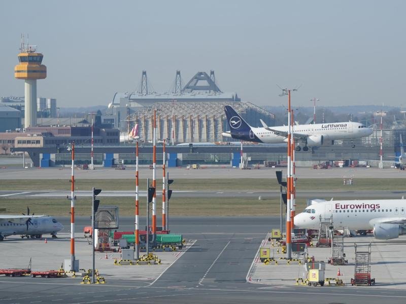Ein Passagierflugzeug landet auf dem Flughafen Hamburg Airport.