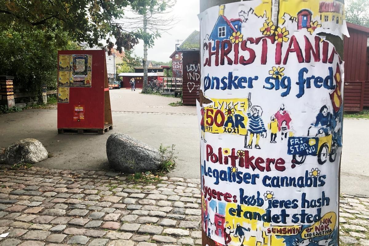  Ein Plakat weist in der Freistadt Christiania auf die 50-Jahr-Feier der alternativen Wohnsiedlung hin.