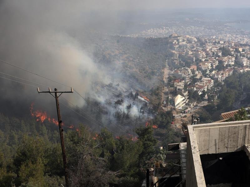 Ein Waldbrand auf einem Hügel im Athener Vorort Voula. Wegen fehlender Niederschläge und hoher Temperaturen steigt die Waldbrandgefahr in Griechenland.