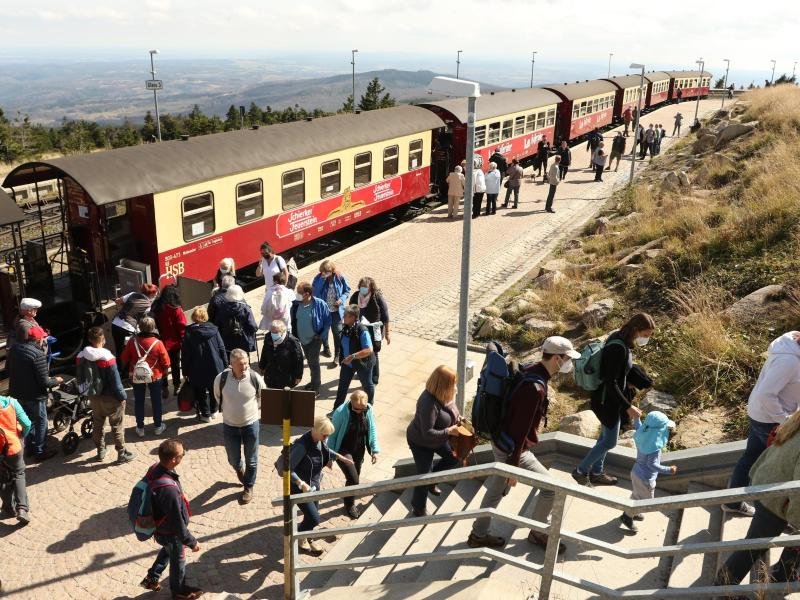 Ein Zug der Harzer Schmalspurbahn HSB hält im Bahnhof Brocken. An diesem Mittwoch erinnert die Harzer Schmalspurbahn (HSB) an die Wiederaufnahme des Brockenverkehrs.