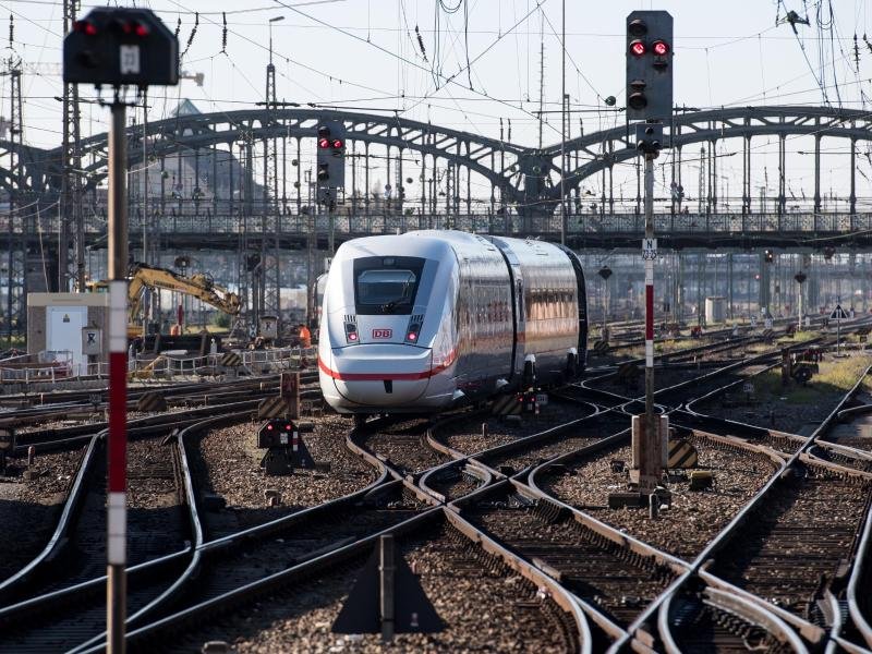 Ein Zug des Typs ICE 4 der Deutschen Bahn (DB) verlässt den Hauptbahnhof in München.
