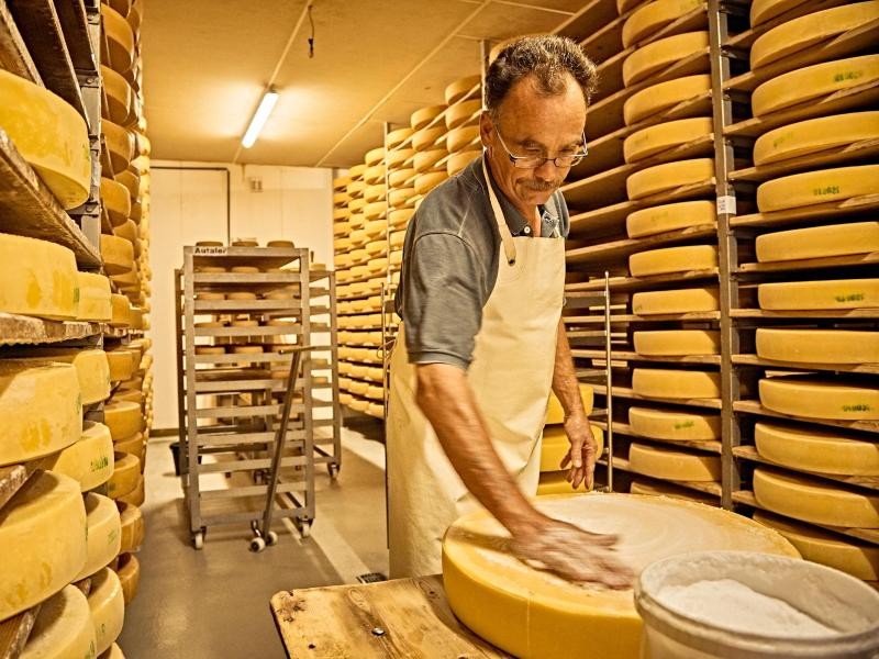 Ein ganzes Dorf macht Käse: Seit 1892 wird in der Sennerei Gunzesried in der Nähe von Sonthofen produziert.