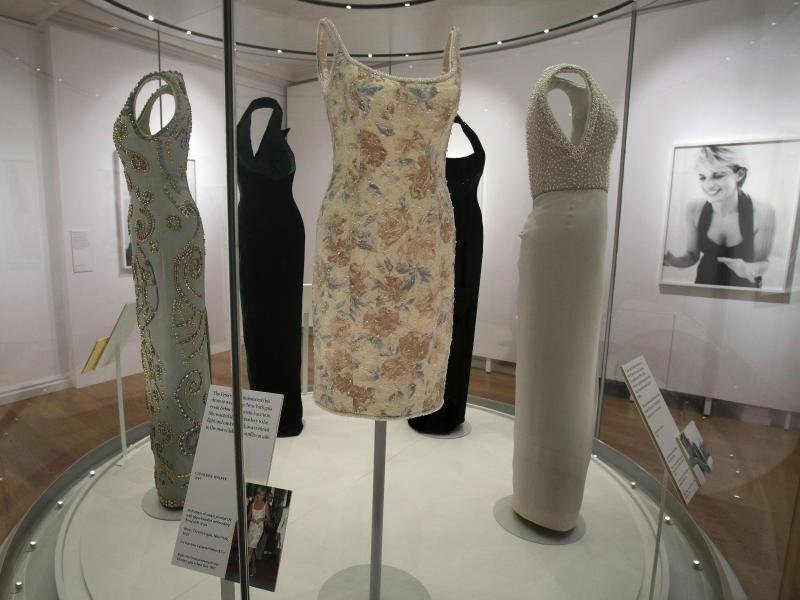 Ein kurzes Kleid aus bedruckter Seide von Catherine Walker, das Prinzessin Diana im Jahr 1997 getragen hat, gehört zu den Exponaten der Ausstellung.
