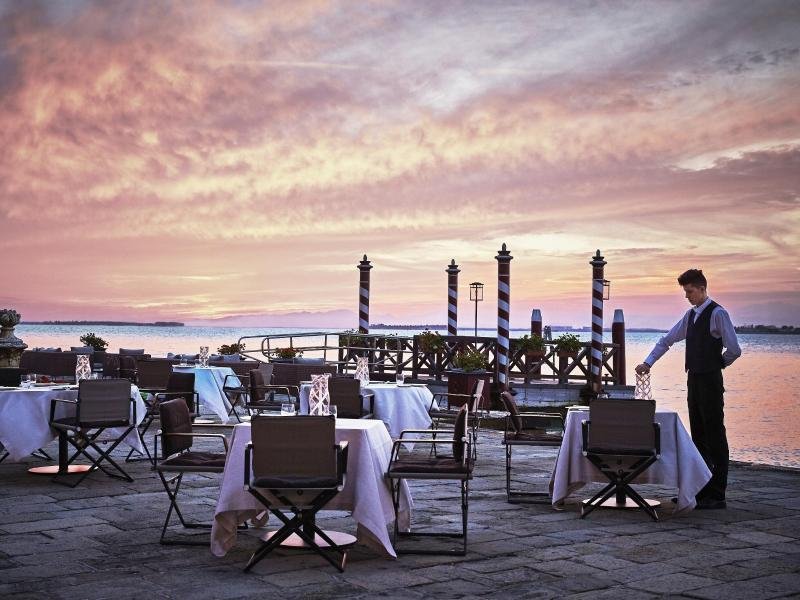 Eine Kulisse wie im Liebesfilm: Der Sonnenuntergang taucht die Lagune vor der Terrasse des Restaurants "Acquerello" in zartes Rosa. Das Lokal gehört zu den Top-Adressen in Venedig und liegt gegenüber von San Marco auf der Insel San Clemente.