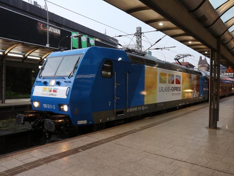 Eine Motiv Lok des Urlaubs-Express steht im Hauptbahnhof. In Zukunft hält die Sommer-Nachtzuglinie zwischen Basel und dem Ostseebad Binz auch in Rostock - allerdings nicht am Hauptbahnhof.