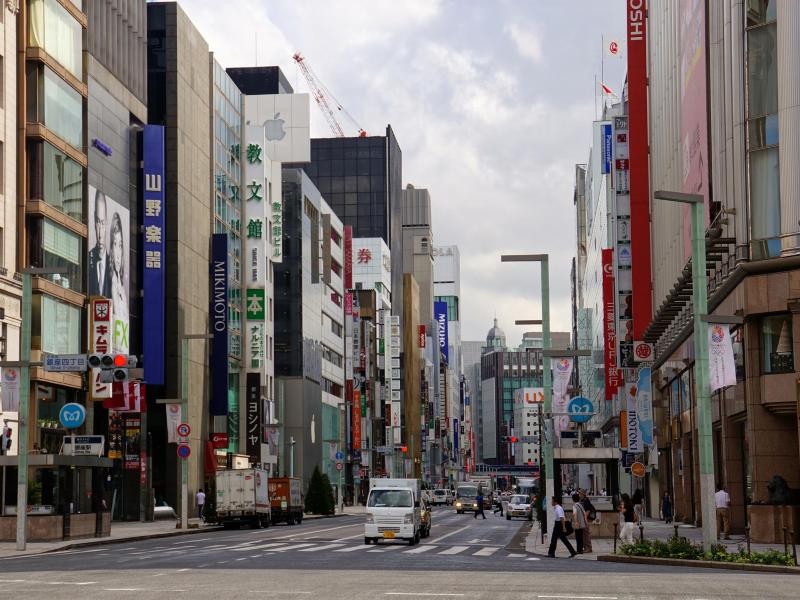 Einkaufsstraße im teuren Viertel Ginza in Tokio - im Sommer kollabieren in der Hitze der Stadt regelmäßig Menschen.