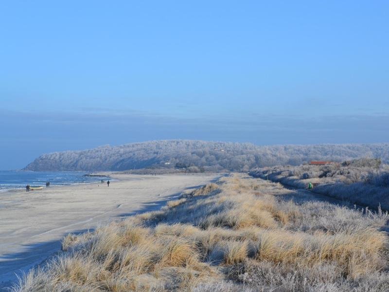 Einsamkeit am Strand: Kaum andere Urlauber finden sich in den Wintermonaten auf Hiddensee.