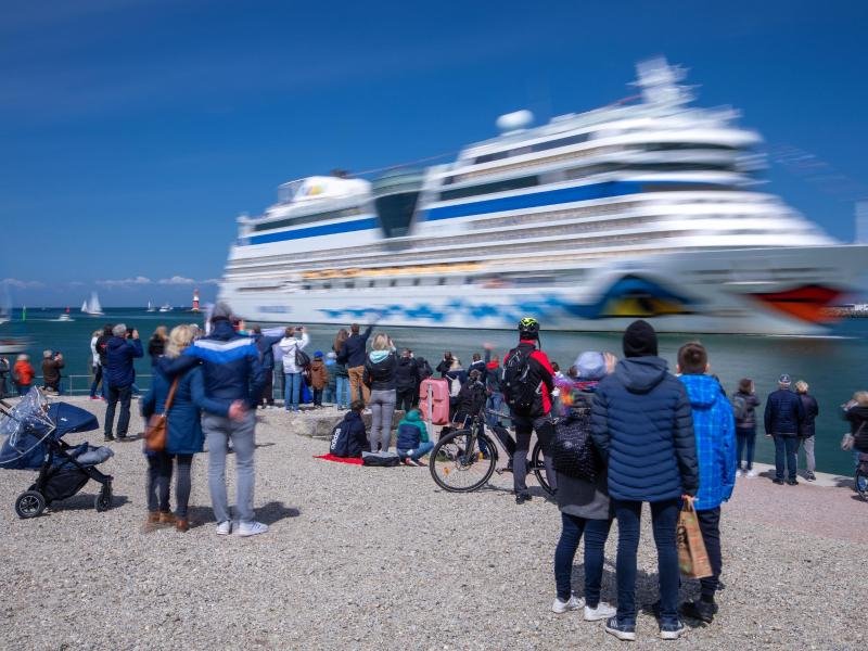 Einwohner der Hansestadt und Kreuzfahrtfans begrüßen das Kreuzfahrtschiff "Aidasol" beim Einlaufen in den Hafen.