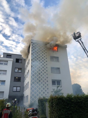 Einsatz in Wickede: Ein Feuer hatte sich im vierten Obergeschoss eines Mehrfamilienhauses ausgebreitet. 