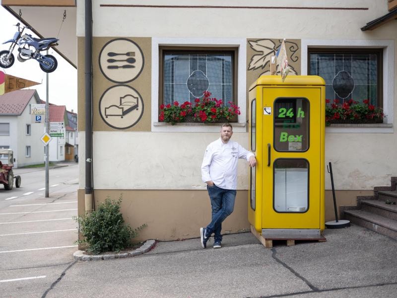 Eric Goll, Geschäftsführer des Hotel Gasthof Rössle, hat eine ausgemusterte Telefonzelle zu einem "Eishäusle" umfunktioniert.