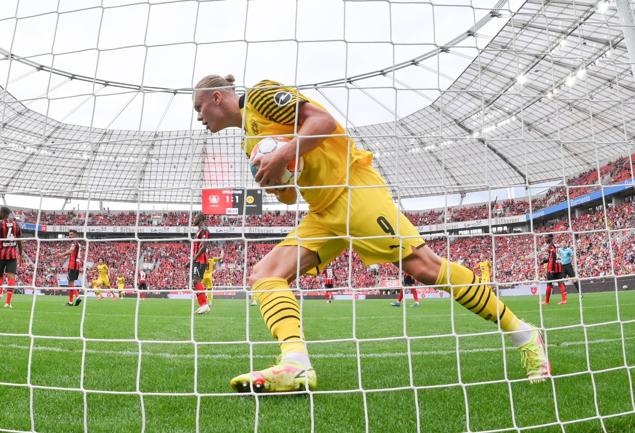 Kein ungewöhnliches Bild: BVB-Stürmer Erling Haaland holt nach einem Treffer den Ball aus dem Tor.