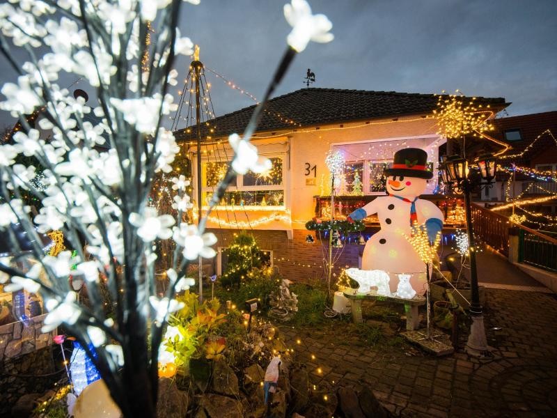 Erwin Blankenberger schmückt seit 30 Jahren sein Haus zur Weihnachtszeit mit bunten Lichterketten und Weihnachtsdeko im Mainzer Stadtteil Ebersheim.