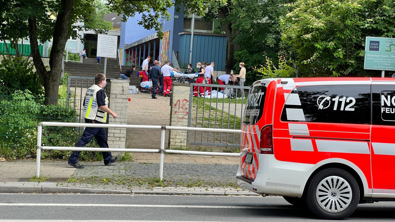 Essen: Großeinsatz an der Realschule-Essen Überruhr. 