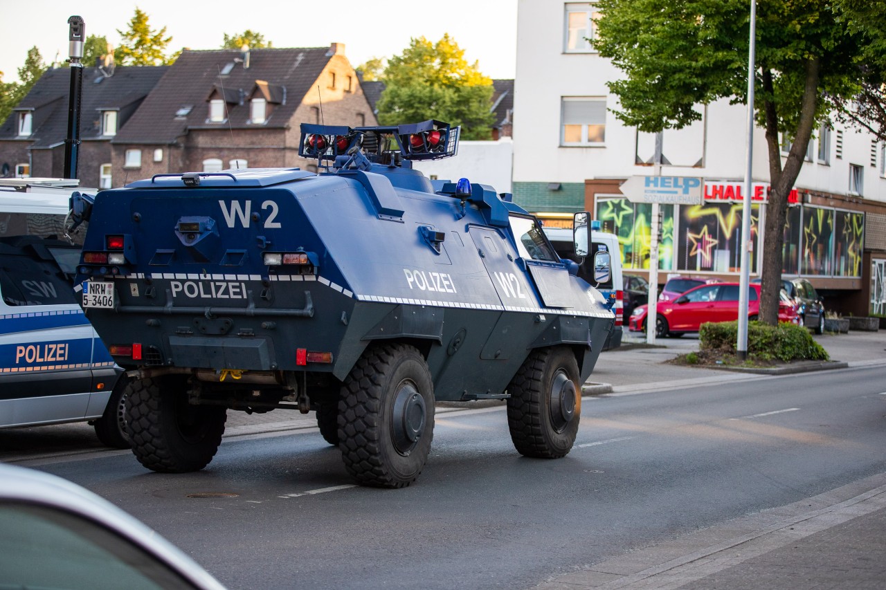 Essen: Die Polizei setzte an der Emscherstraße einen Panzerwagen ein.