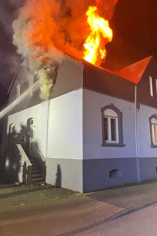 In Essen hat in der Nacht zu Sonntag ein Mehrfamilienhaus gebrannt. 