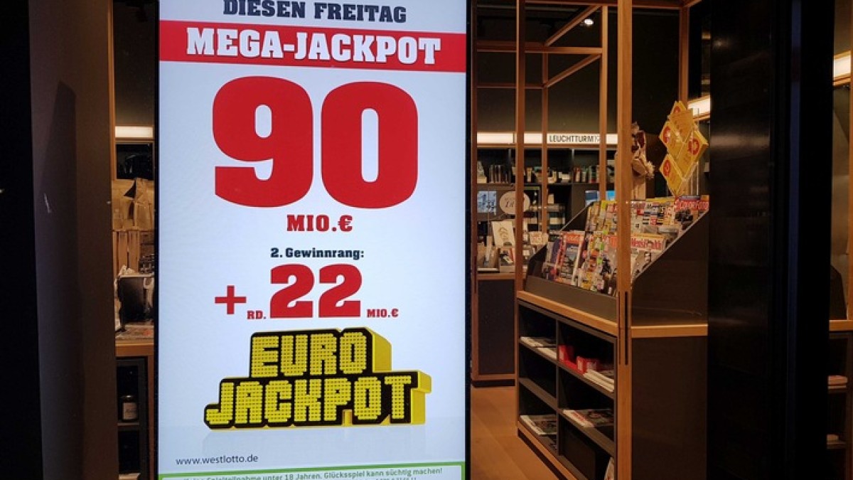 Der 90-Millonen-Euro-Jackpot bei der Lotterie Eurojackpot wurde am Freitagabend, 22. November, geknackt. Gleich drei Spielteilnehmer aus Bayern, Hessen und Ungarn konnten die oberste Gewinnklasse treffen und gewinnen jeweils 30 Millionen Euro.
