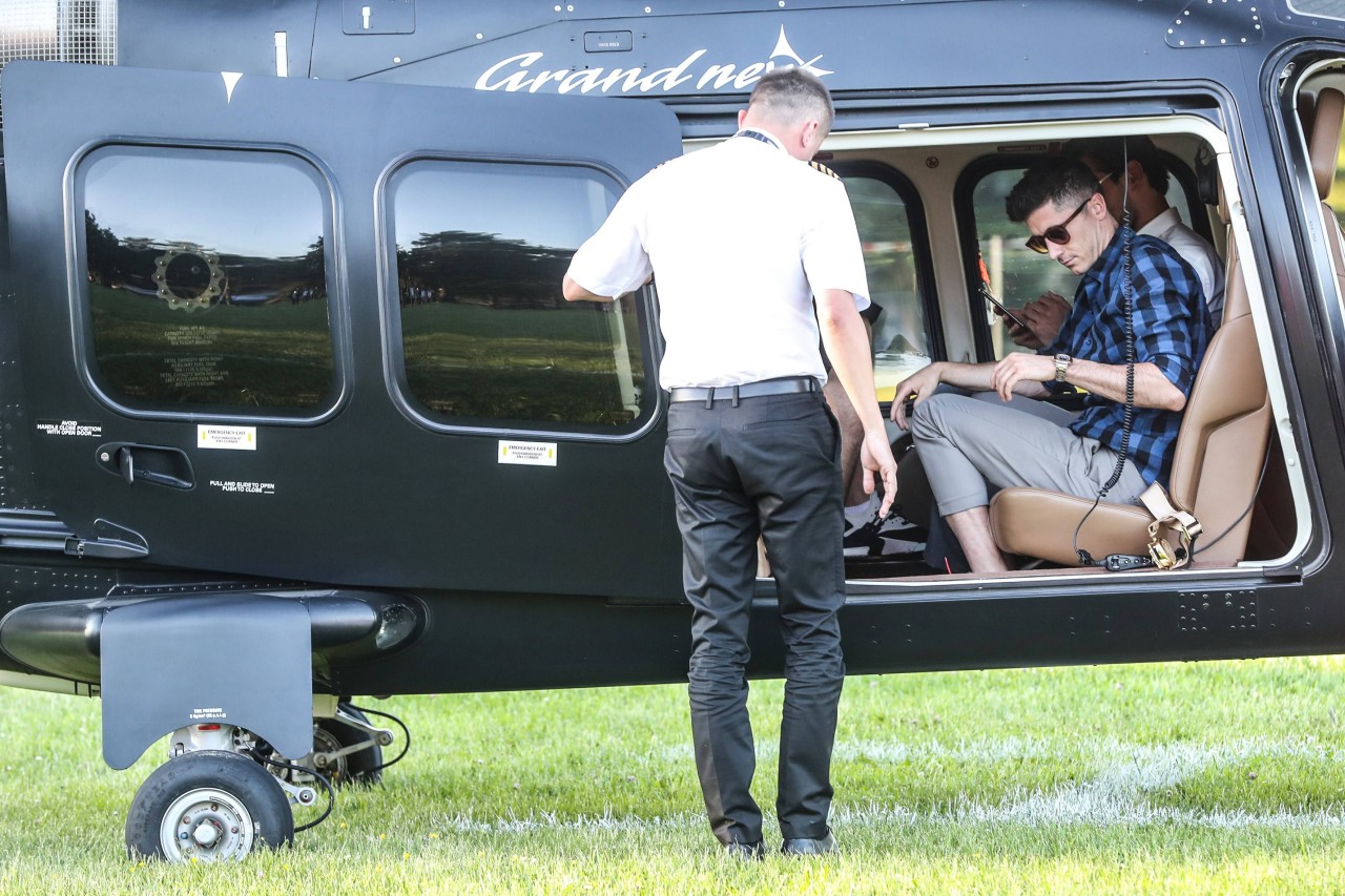 Abflug? Hier kommt Bayern-Stürmer Robert Lewandowski erst einmal per Hubschrauber im Trainingslager der polnischen Mannschaft an.