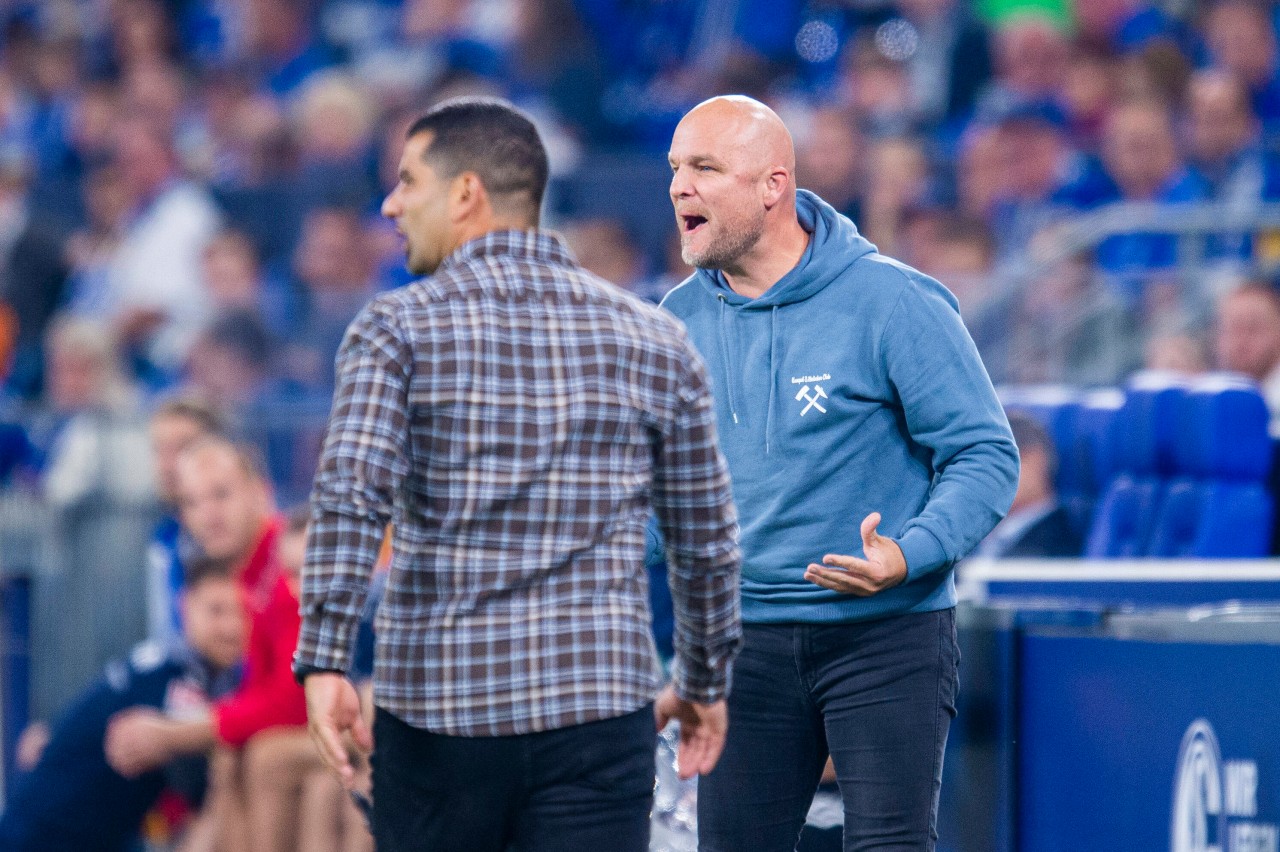 FC Schalke 04: Wie sieht es mit einer Vertragsverlängerung von Grammozis aus? Sportdirektor Schröder erklärt die aktuelle Personalie.