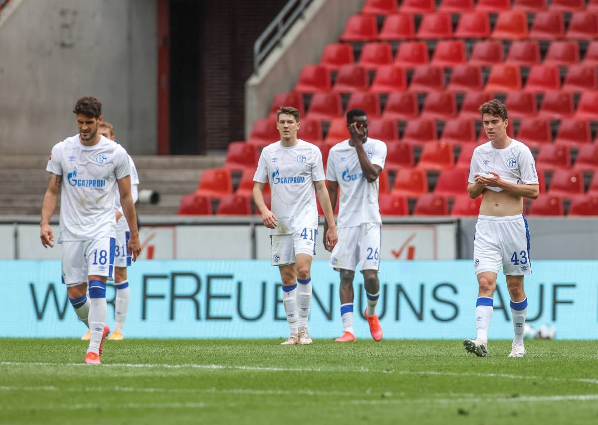 FC Schalke 04 1. FC Köln Abpfiff.jpg