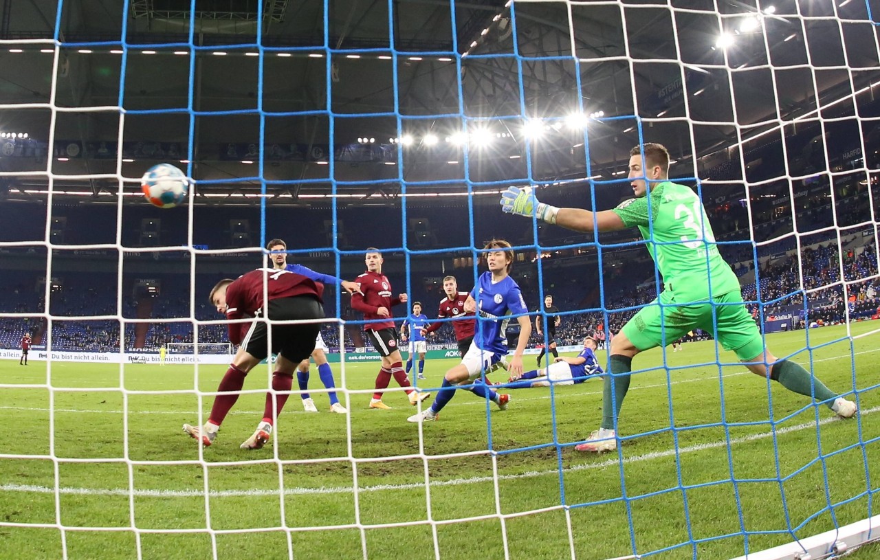 Der FC Schalke 04 gewinnt mit 4:1 gegen Nürnberg. Ein S04-Profi verwunderte mit ungewohnten Unsicherheiten die Fans.