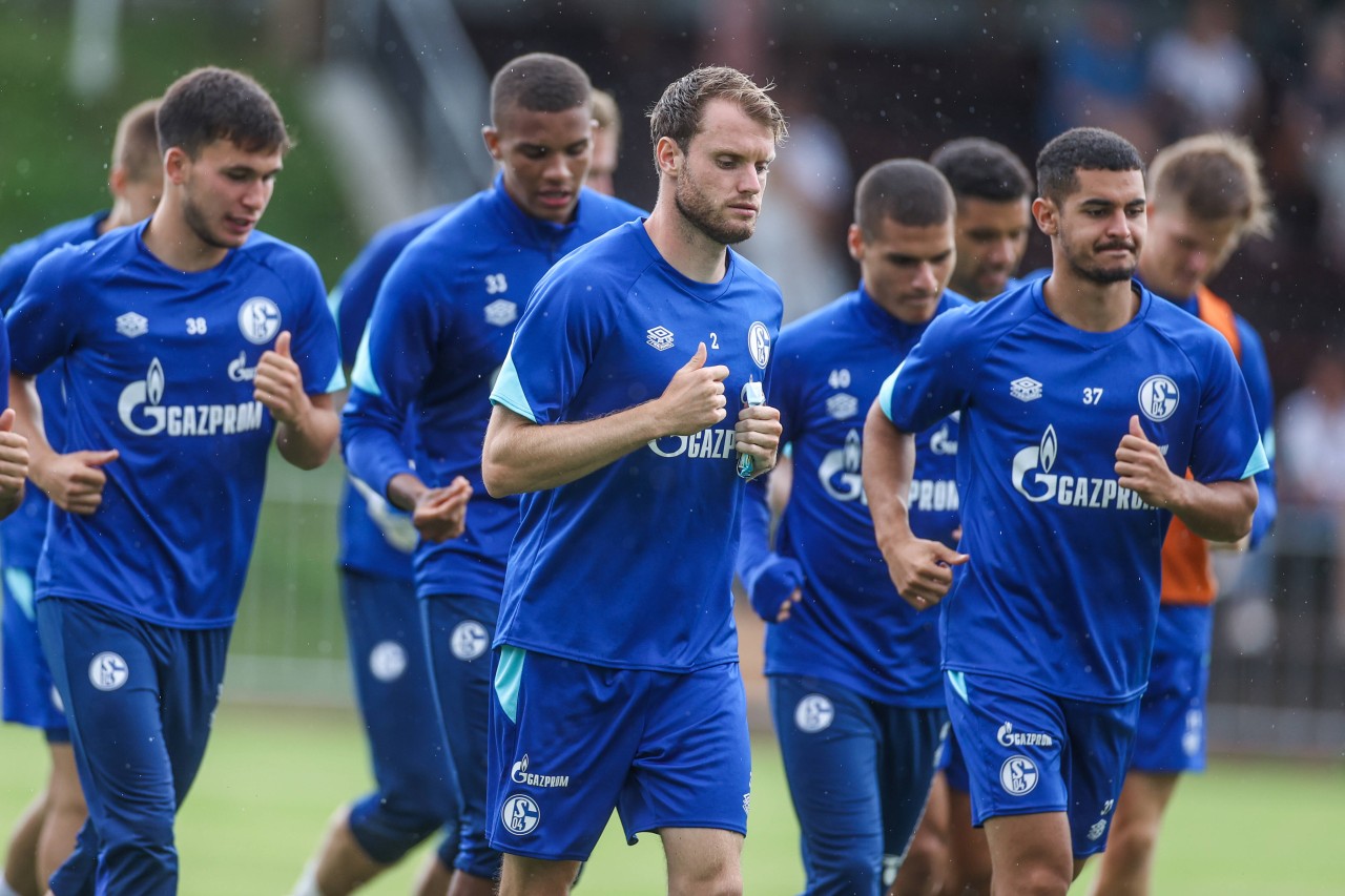 Nach einem Corona-Fall begibt sich die Mannschaft in ein freiwilliges Quarantäne-Trainingslager.