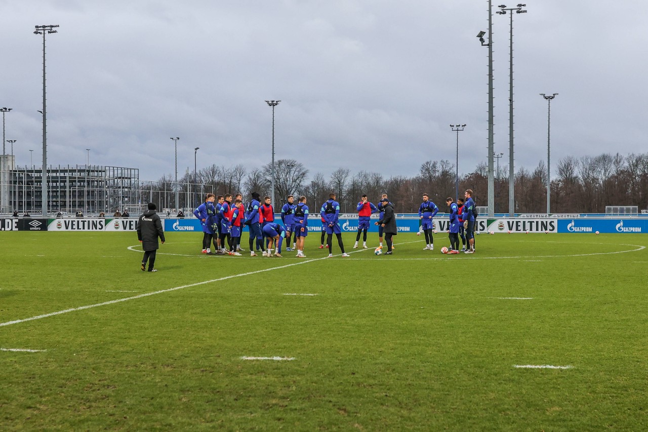 Der FC Schalke 04 hat am 3. Januar das Trainingsbetrieb wieder aufgenommen.