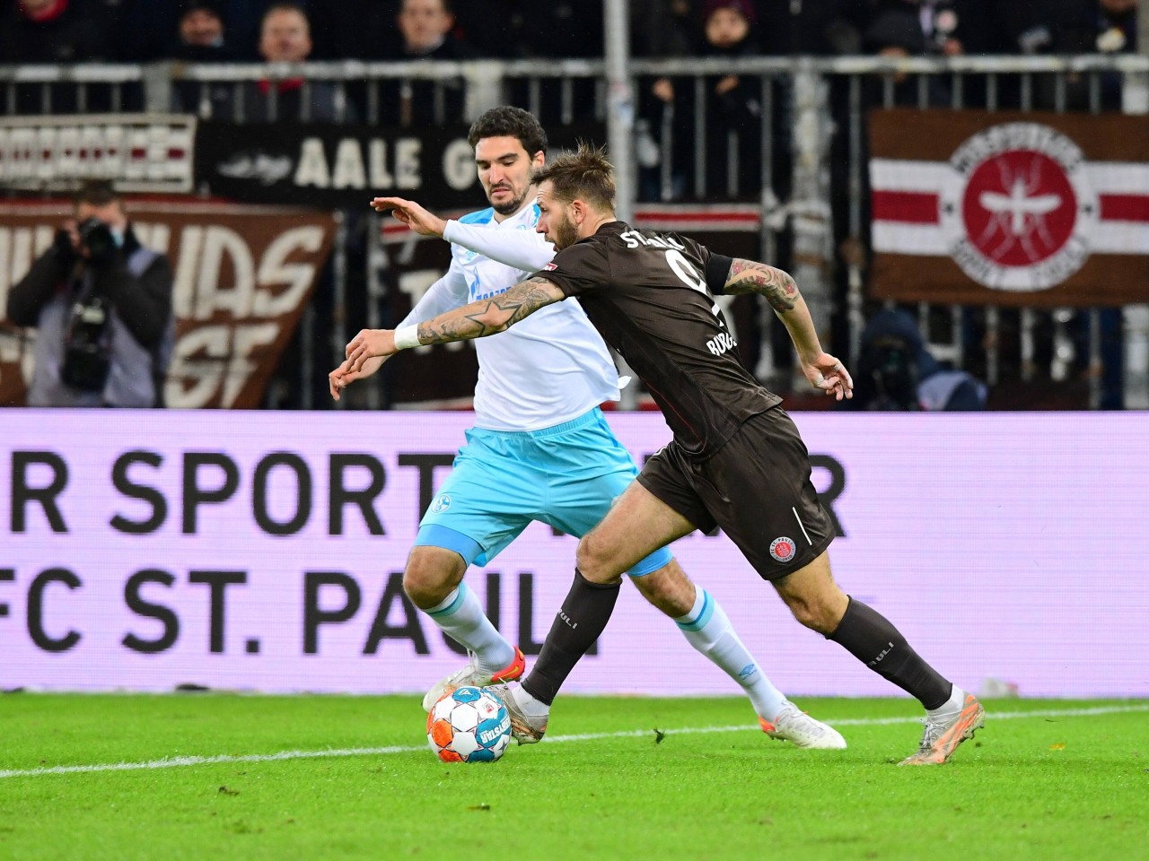 Nach dem Duell gegen St. Pauli keimt eine Diskussion beim FC Schalke 04 auf.