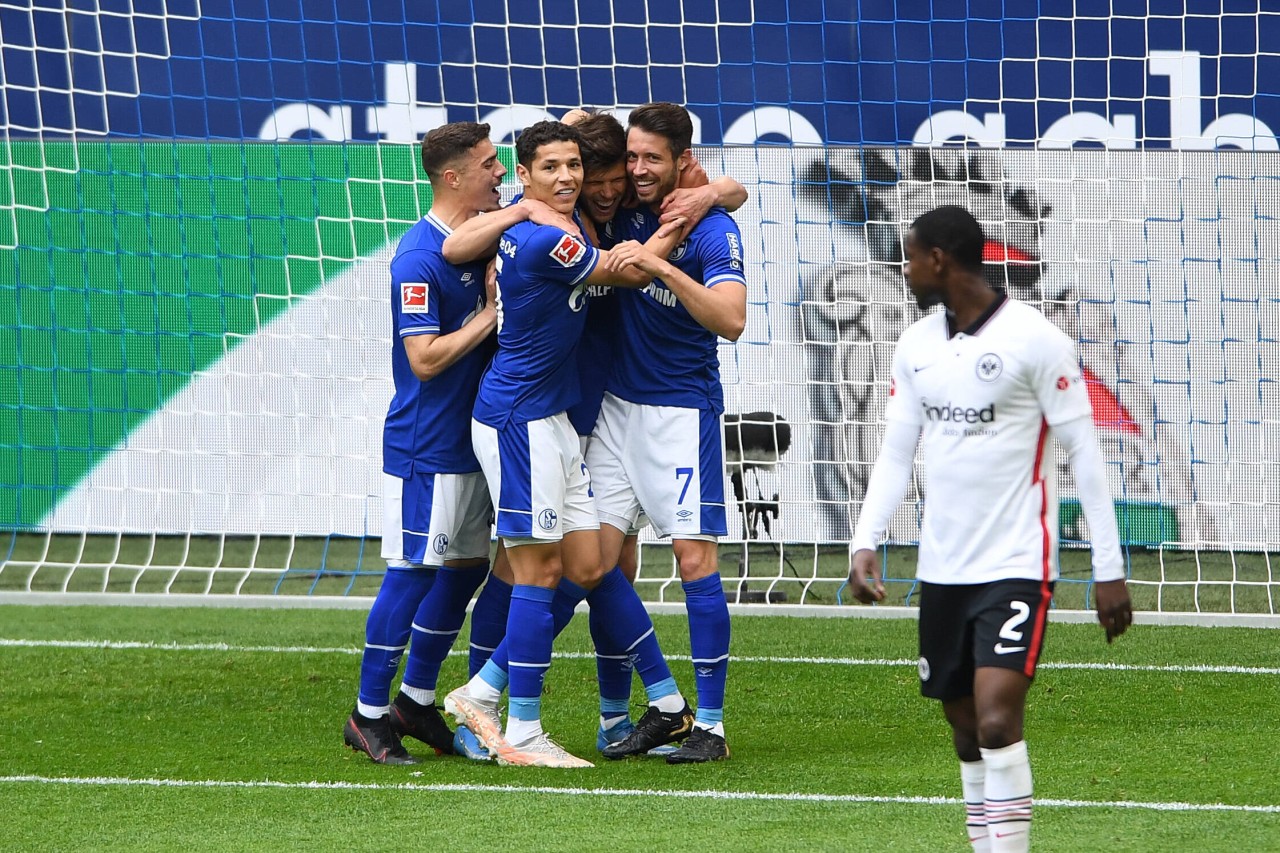 FC Schalke 04: Die Fans bangen um einen Verbleib von Klaas-Jan Huntelaar.