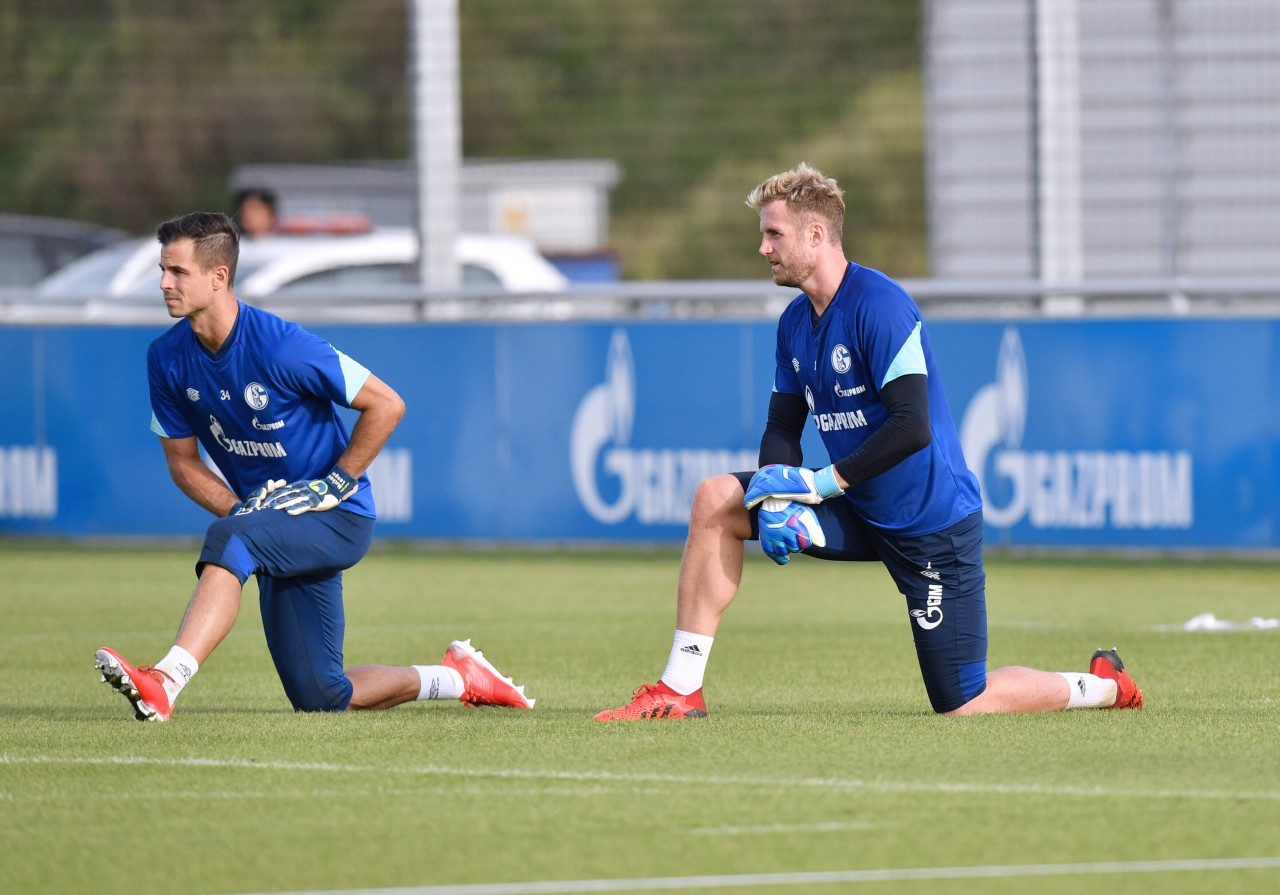 Schalke-Keeper Michael Langer (l.) fällt wohl nach einer schweren Knieverletzung monatelang aus.