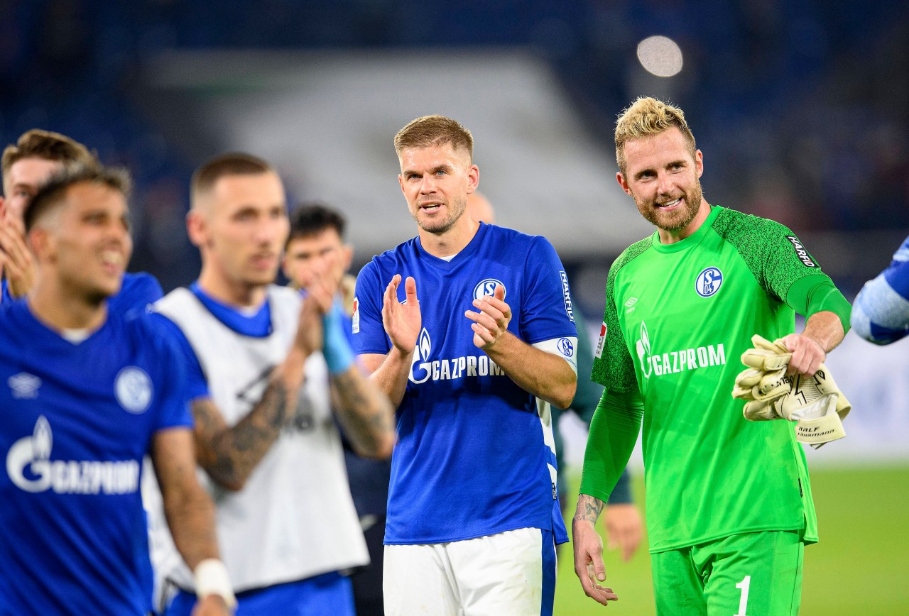 Fc Schalke 04 gewinnt gegen SC Paderborn und die Fans feiern IHN.