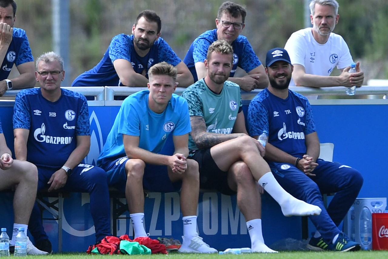 FC Schalke 04: Neuzugang Marius Bülter (l.) und Ralf Fährmann schauen beim Schalker Testspiel zu.