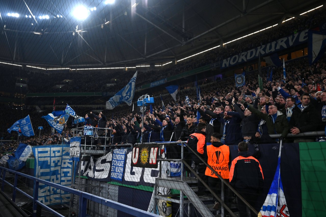 Bislang hielten sich die Schalke-Ultras in Sachen Stadionrückkehr zurück, jetzt könnte sich das laut „DER WESTEN“-Infos ändern.