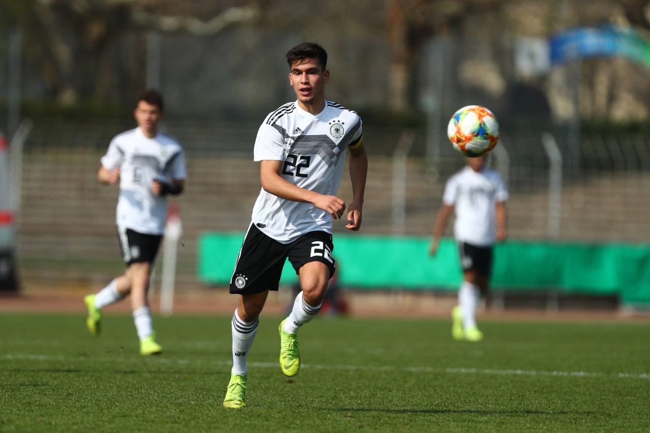 Schalke-Talent Aydin im DFB-Dresse in der U17.